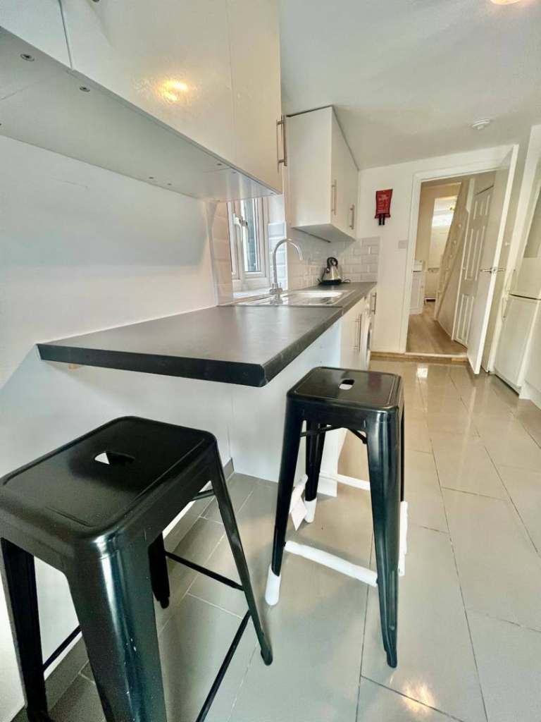 Room For Rent In A 5-Bedroom Flat Share In Tooting 🔥 🔥