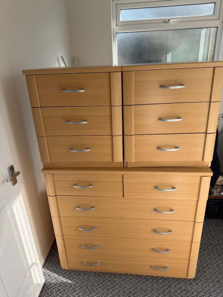 2 bedside tables and chest of drawers 