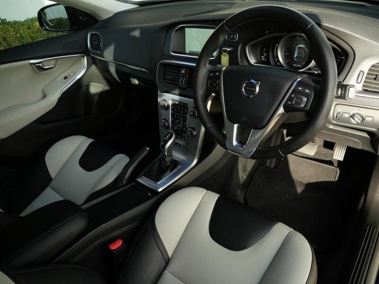 2016 Volvo V40 Cross Country 2.0 T5 Pro Hatchback 5dr Petrol Auto AWD Euro 6 (s/s) (245 ps) Hatch...