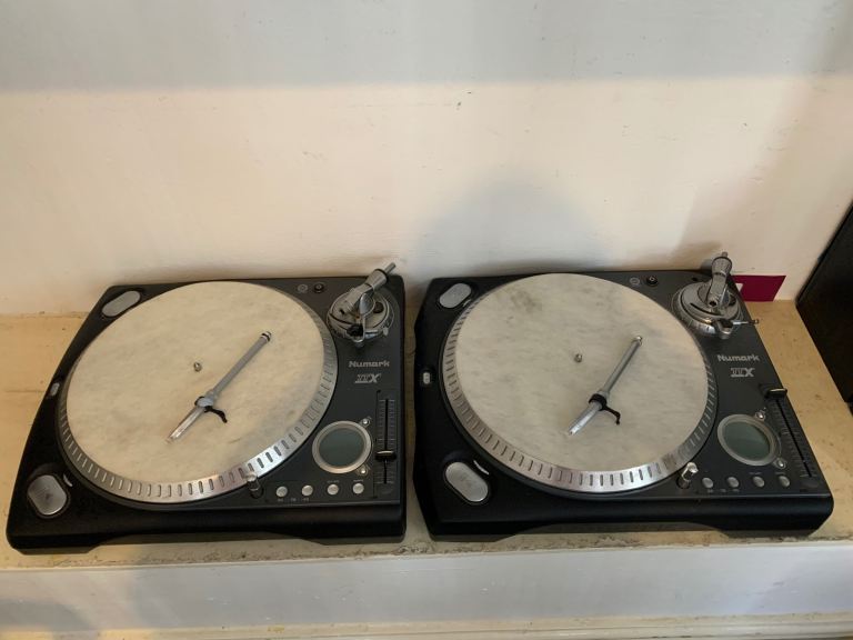 Numark ttx1 record turntables x 2