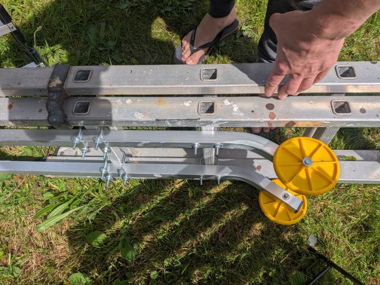 Ladder roof ridge hooks