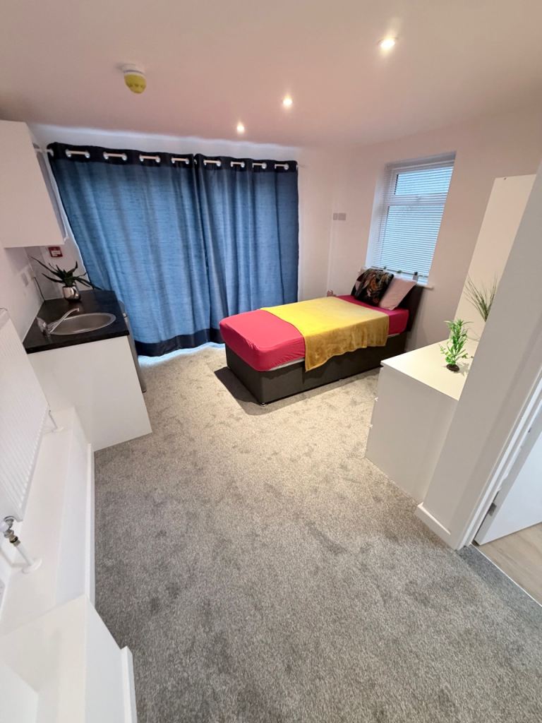 *** REFURBISHED BUILDING with newly refurbished DOUBLE rooms , all EN-SUITE *** PARKSTONE