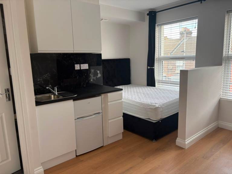 BRAND NEW - DOUBLE ROOM WITH OWN BATHROOM & KITCHENETTE FOR RENT IN CROMWELL RD LU3 1DP