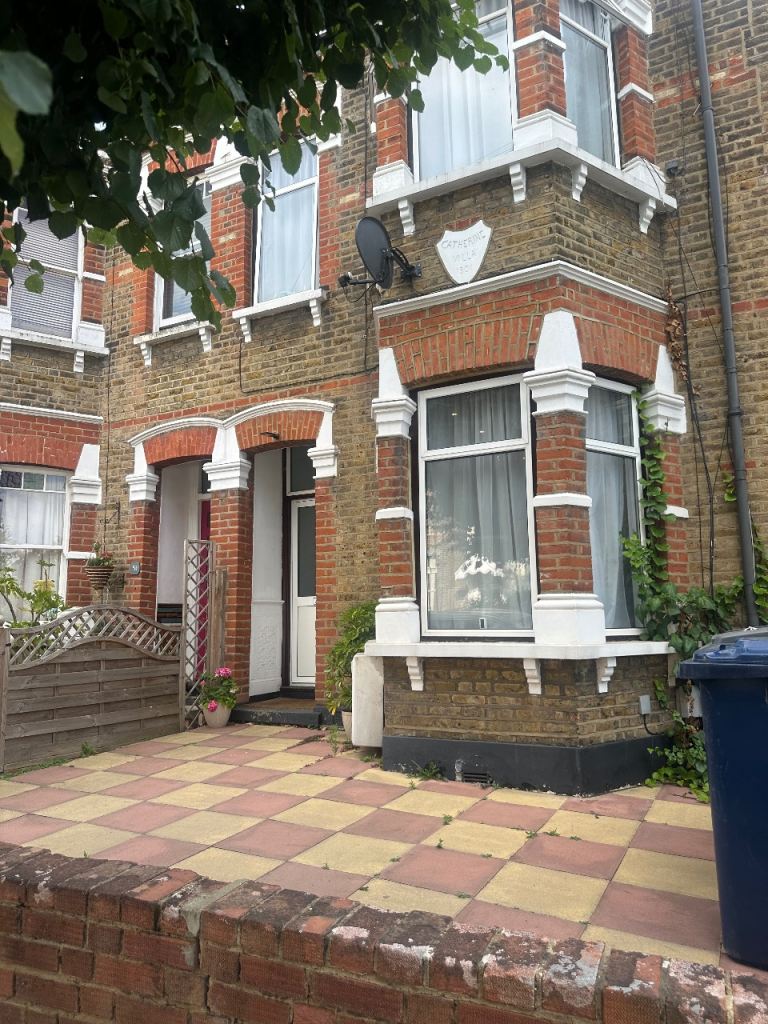 4 Bed Terraced House, Stanford Road, N11 