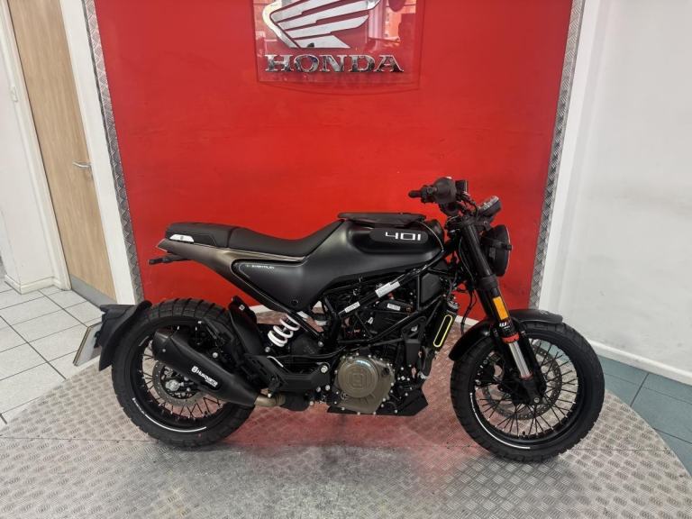 2024 '24' HUSQUVANA SVARTPILEN 401 2023