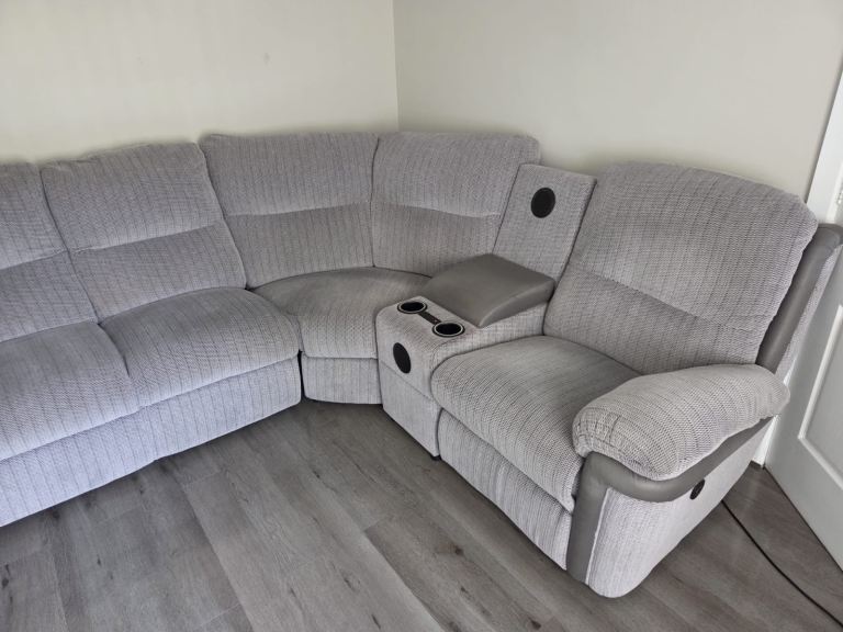 SCS media corner sofa 5 seater with recliners & Bluetooth speakers 