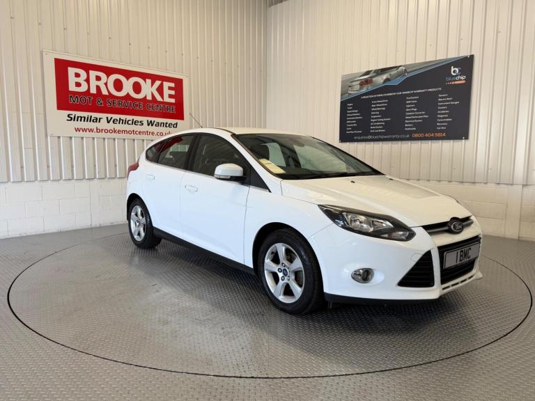 2013 Ford Focus 1.6 Zetec Navigator 5dr HATCHBACK PETROL Manual