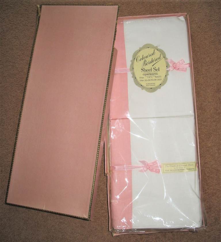 Irish bed linen: 2 white pink bordered bed sheets 80x95in, 2 pillow cases 20x30in + 2x 19.5x35in
