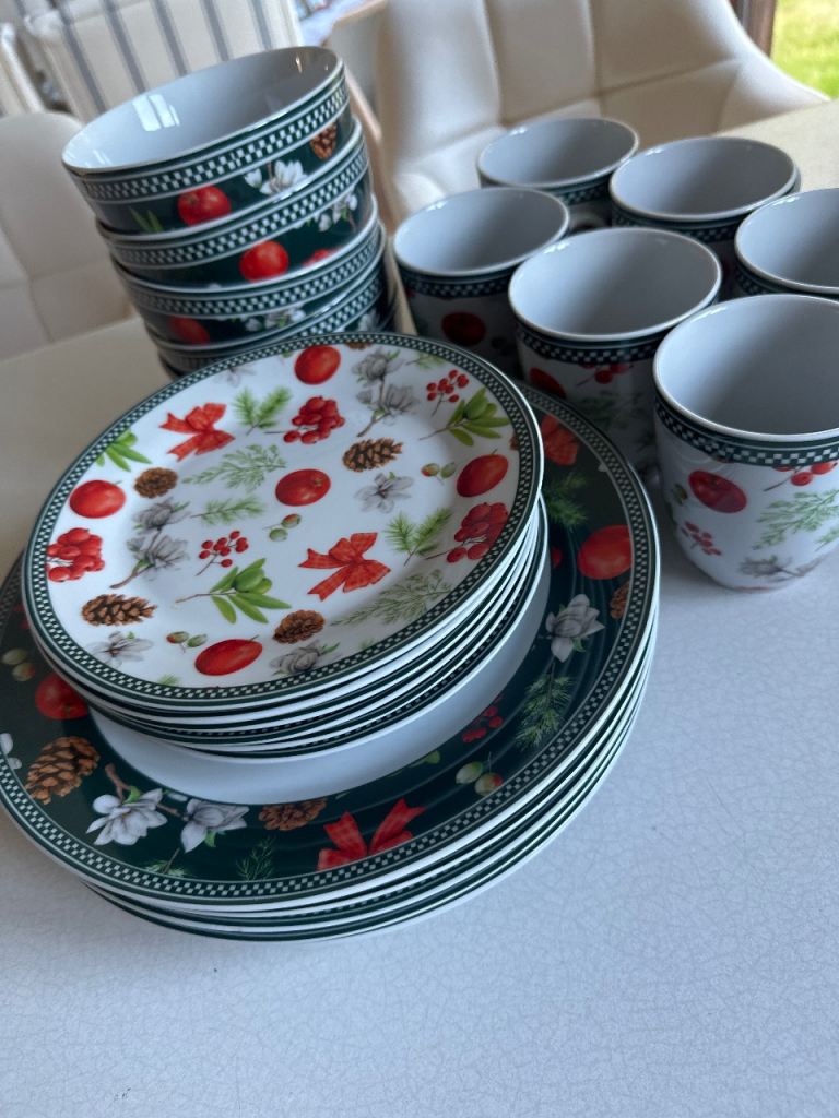 Christmas Dinnerware Set – Festive Plates, Bowls & Mugs
