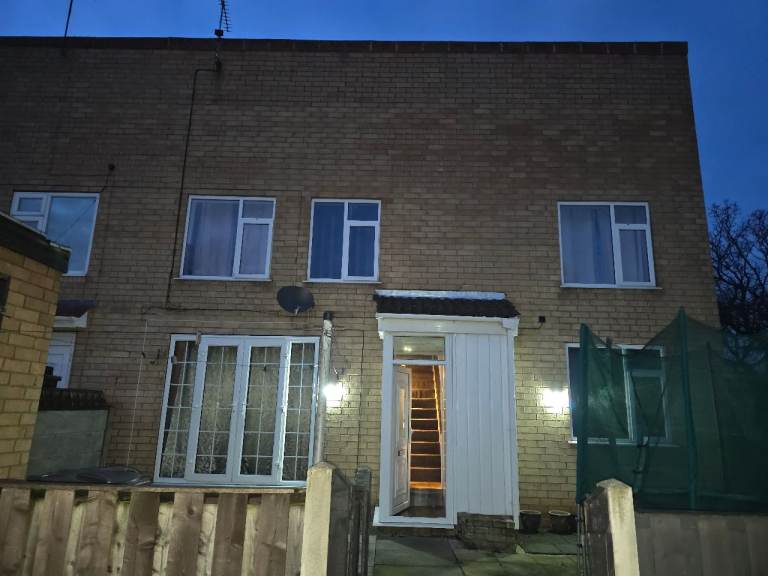 Spacious 3-Bed End-Terrace in S20 – Low-Maintenance Living