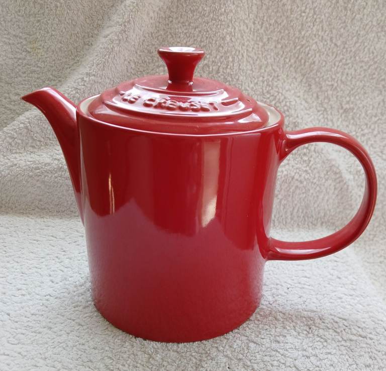 LE CREUSET Red Teapot – Classic Design