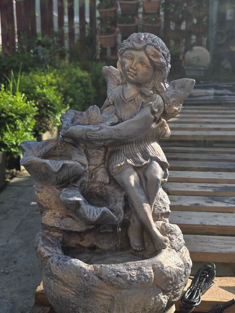Garden decoration: Solar-powered stone water fountain 