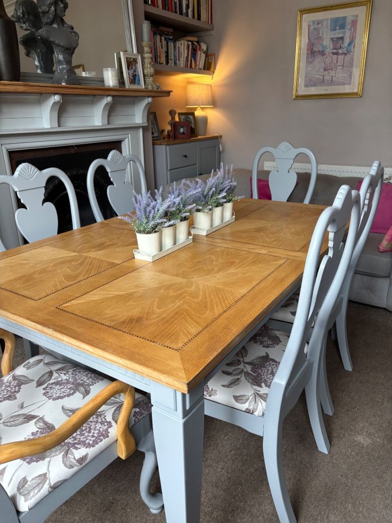 Stunning Extending Refurbished Dining Table & Chairs