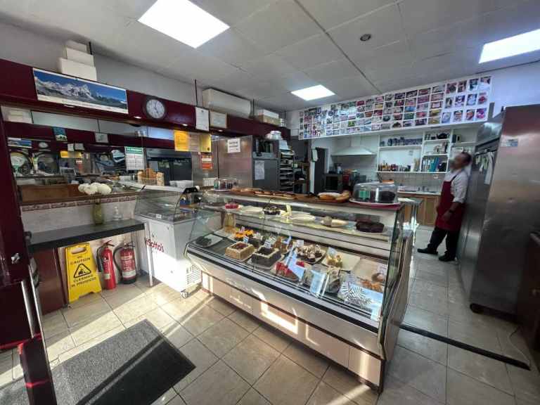Excellent Commercial Shop to LET. Running Business Dessert 🧁🧁🧁shop for Sale Greenford. £1150 pcm