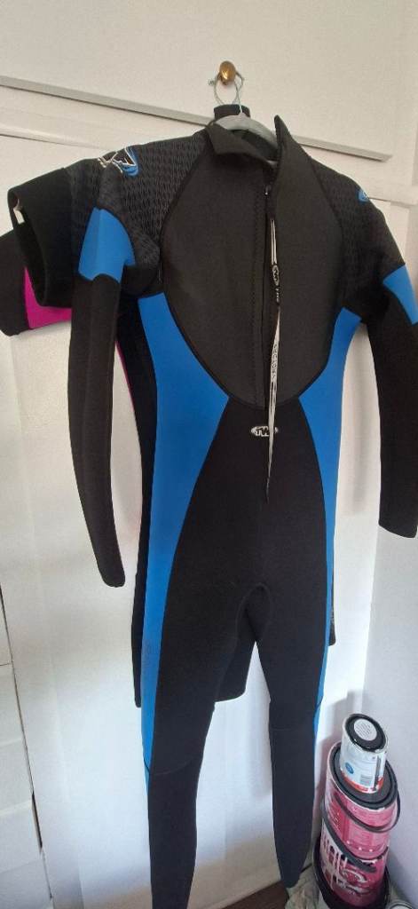 3 x wetsuits 