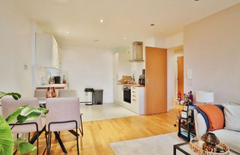 Leeds city island flat 2 bedroom with allocated underground parking space 