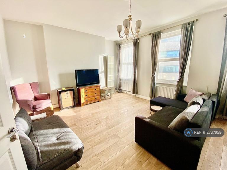 2 bedroom flat in Olympia, London, W14 (2 bed) (#2737859)