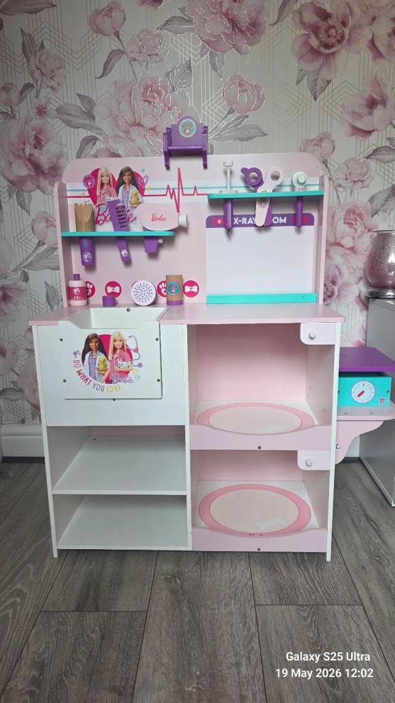 Barbie 2 in 1 vet & grooming station 