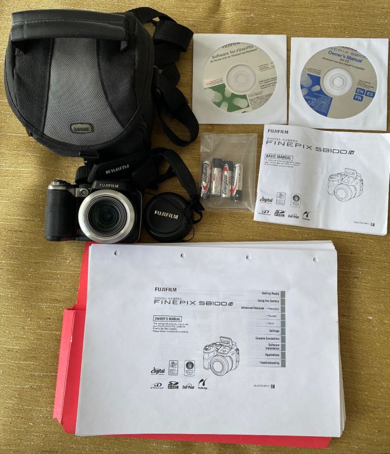 Fujifilm FinePix S8100fd Digital Camera Kit with Bag & Manuals