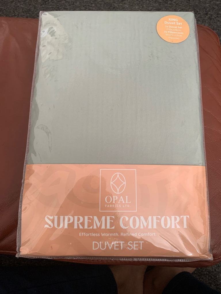 King size duvet cover with 2 pillows