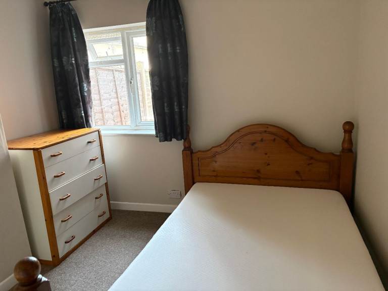 Single furnished room to let in Woking