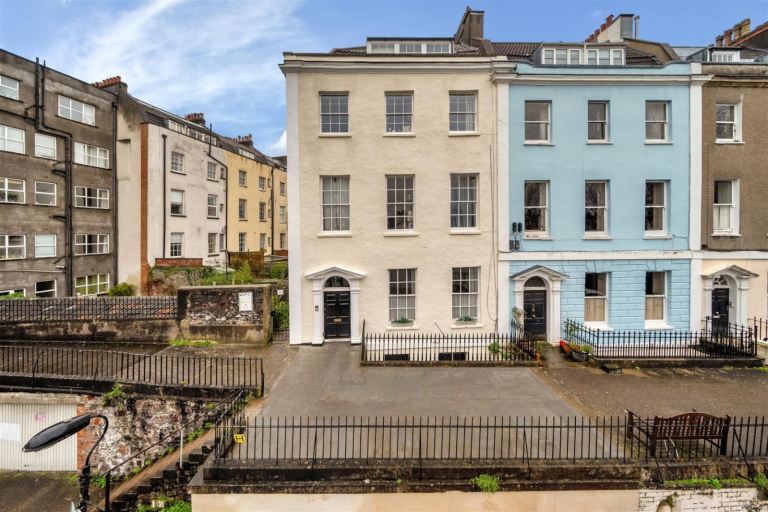 Flat to Let in Clifton 