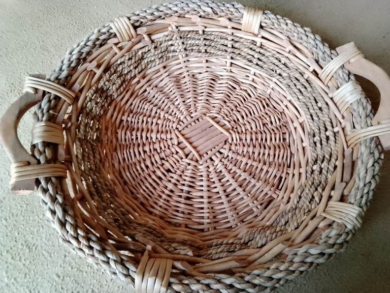  Wicker basket/tray Vintage round tray (Reduced ***)