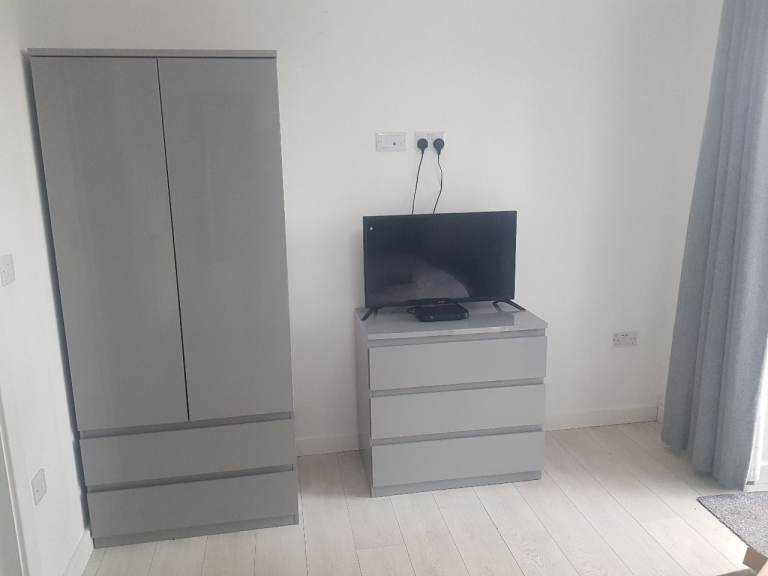 Very smart en-suit room in shared house.