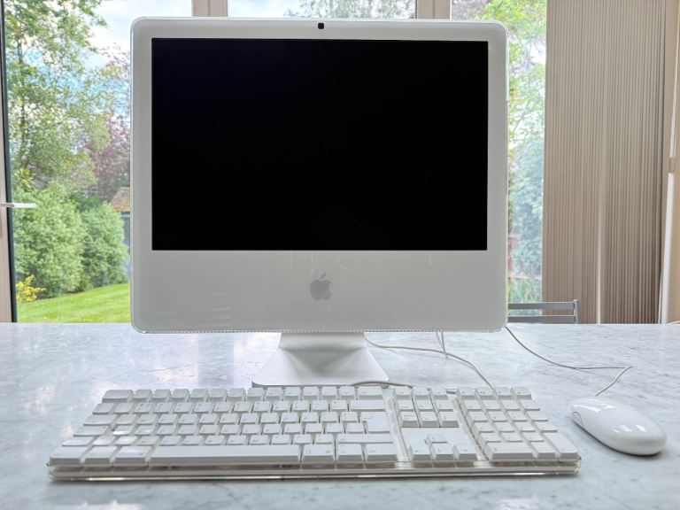 Vintage Apple iMac G5 20" (iSight) 2.1GHz | 1.5GB RAM | Original Keyboard & Original Grey Discs