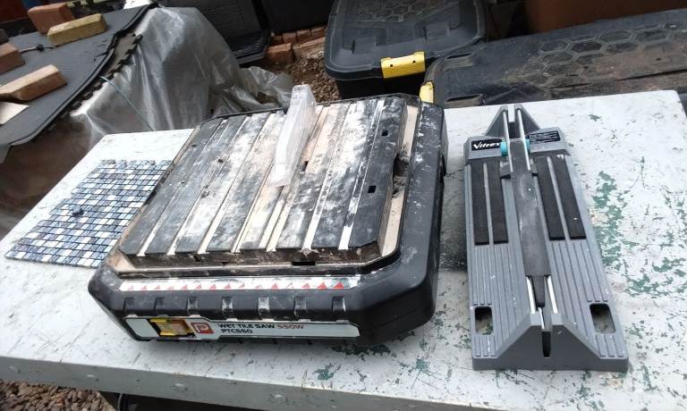 Electric tile cutter with manual cutter 