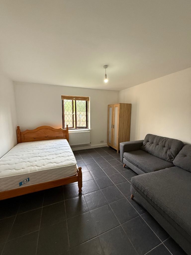 Double Room (all bills + WiFi included) 