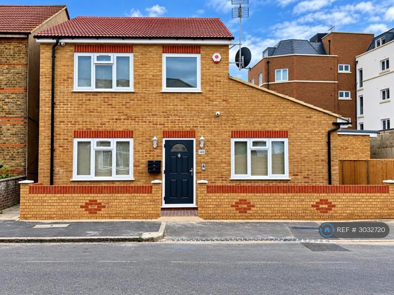 1 bedroom flat in The Crescent, Slough, SL1 (1 bed) (#3032720)