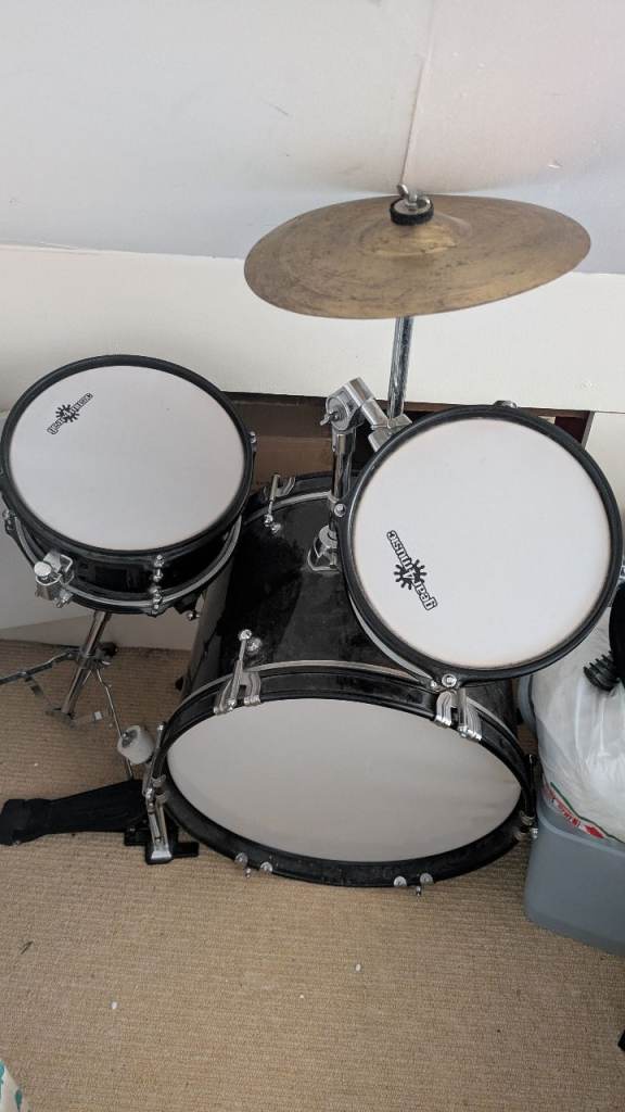 Junior drum kit, perfect for a beginner or practice sessions.