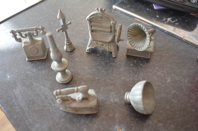 VINTAGE COLLECTABLE LEAD  DOLL HOUSE ITEMS LAMP PHONE ETC. 3" 
