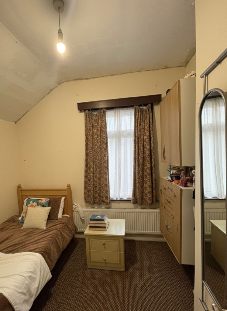 Medium room for rent 