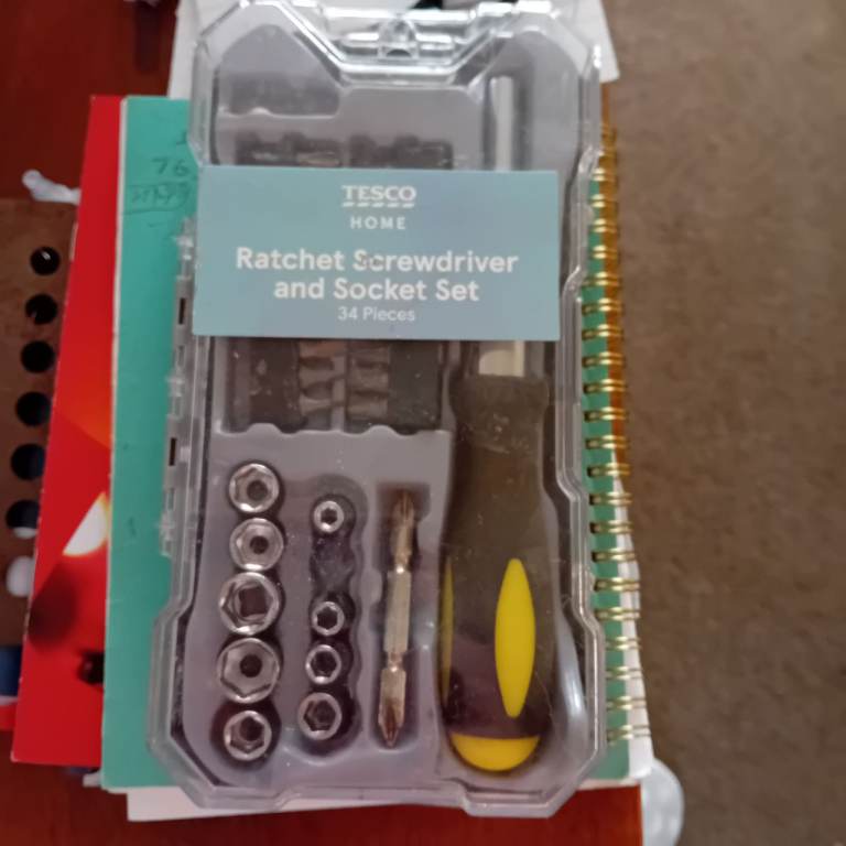 SOCKET SET £10 POST OR COLLECT CF39 8DG green case