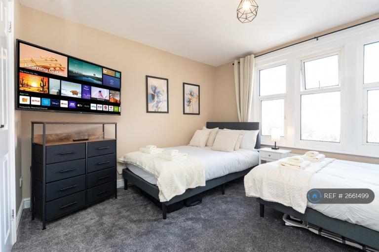 Studio flat in Queens Park Road, Bournemouth, BH8 (#2661499)