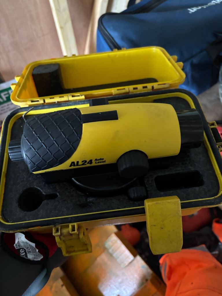 Stanley dumpy level with 3x 5m staffs 