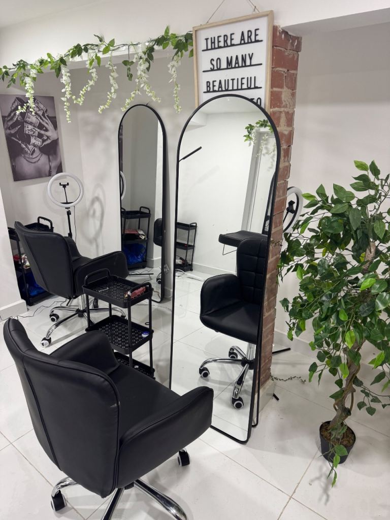 Hairdresser chair for rent only £15 A DAY 