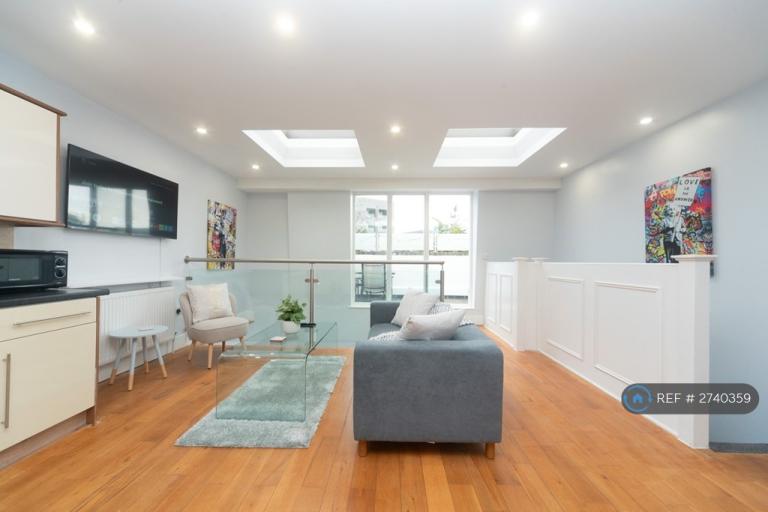 3 bedroom flat in St Johns Hill, London, SW11 (3 bed) (#2740359)