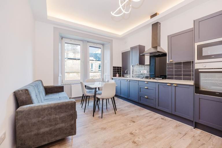 Premium, 1 bedroom, 3rd floor flat with fresh décor and new flooring, in Polwarth – available NOW