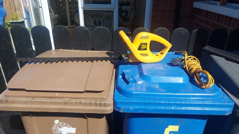 JCB 25 inch blade hedge cutter 