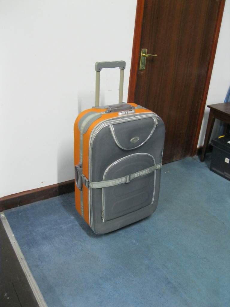LARGE Grey & Orange Suitcase – Lightweight, Durable, Great Condition LEICESTER LE4 5DJ