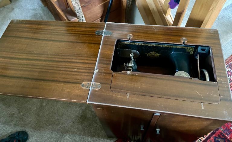 Vintage Singer Sewing Machine in Wooden Cabinet