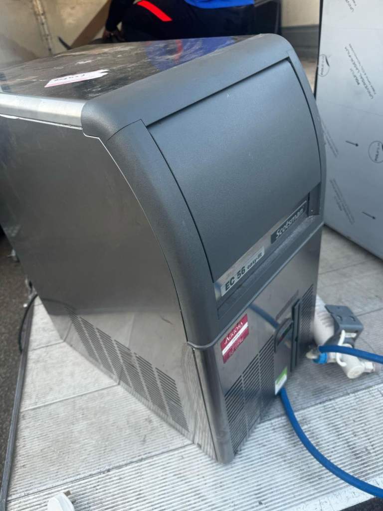 Commercial Ice machine like new for cafe shop restaurant 