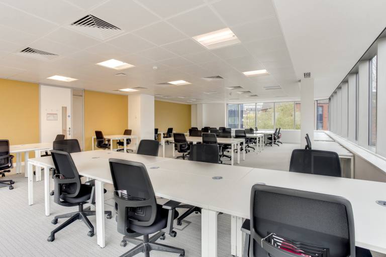 Birmingham - B15 1TR \ Ready-to-Use Office Space with 5 Desks