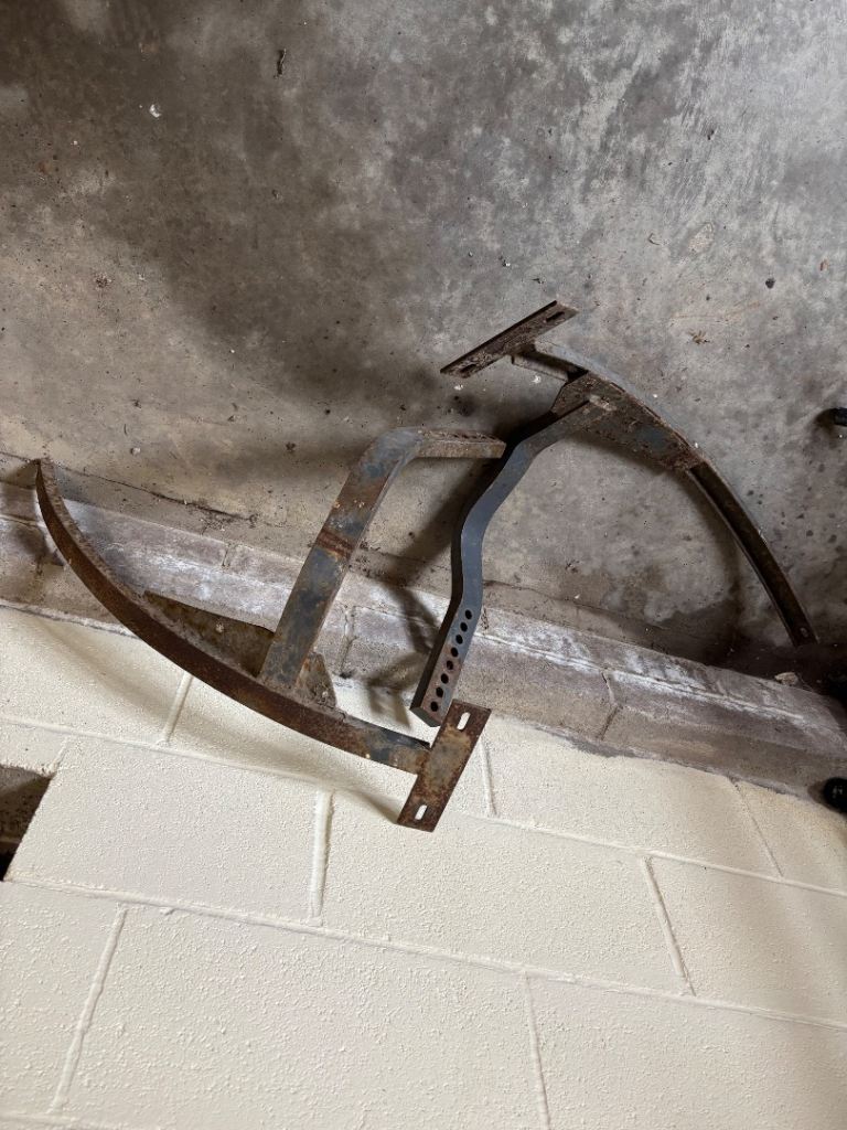 Tractor front mudguard brackets