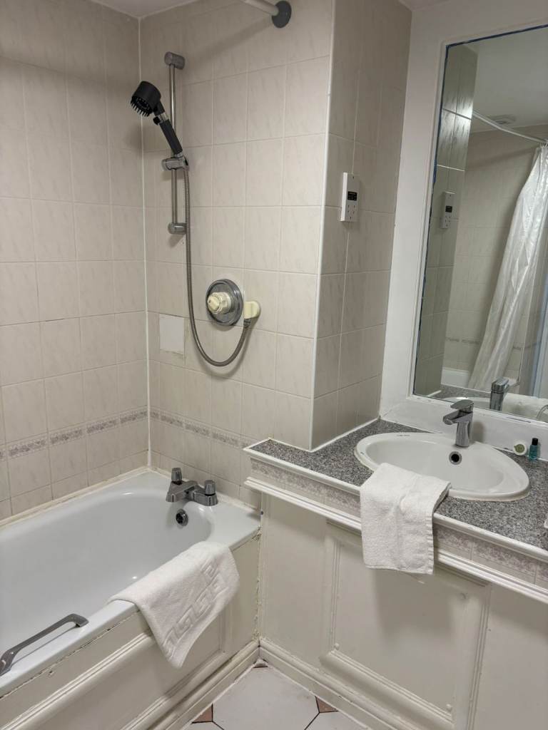 En-suite double room-available immediately in central location Mansfield