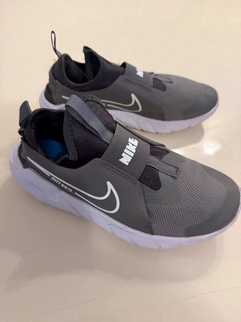Nike Grey Kids Junior Trainers – In very good condition 