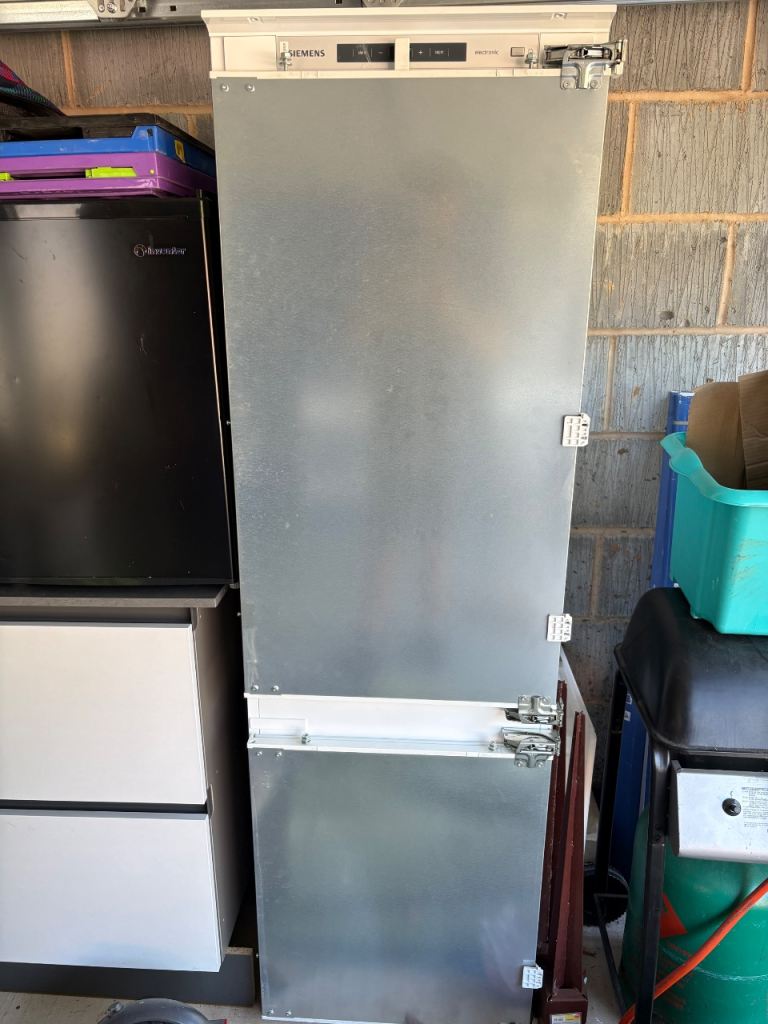 Siemens integrated fridge freezer KIE24V